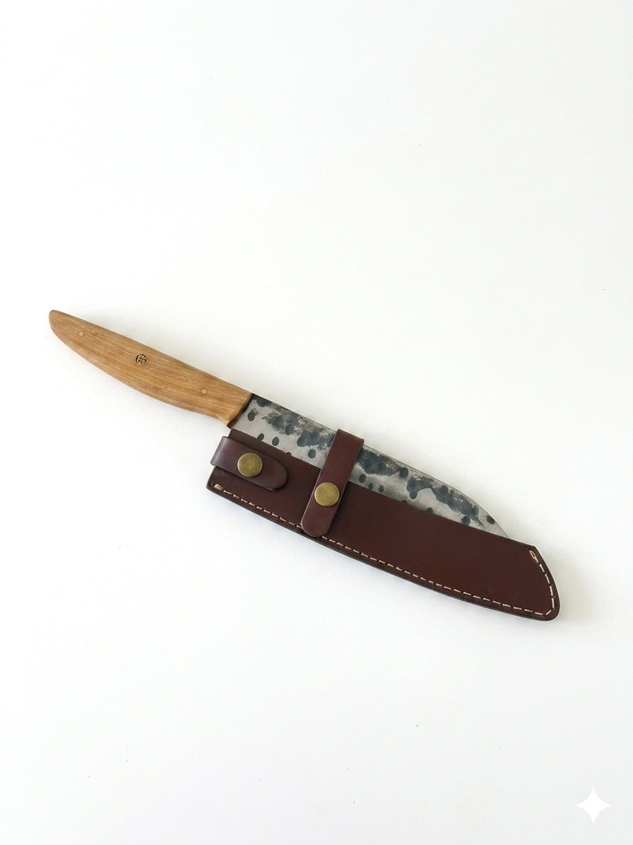 Handgeschmiedetes Santoku – Carbon Stahl C100 | Nussholz & Ahorn